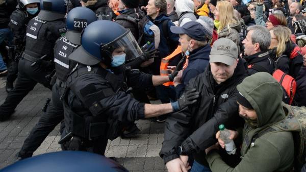 خبرنگاران پلیس آلمان با معترضان به محدودیت های کرونایی درگیر شد