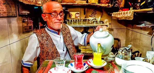 چای خوری در قهوه خانه حاج علی درویش